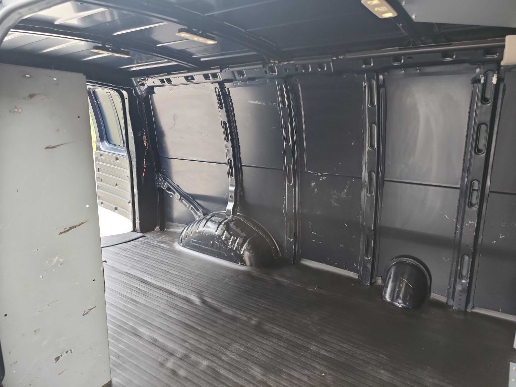 2015 Chevrolet Express Image 23