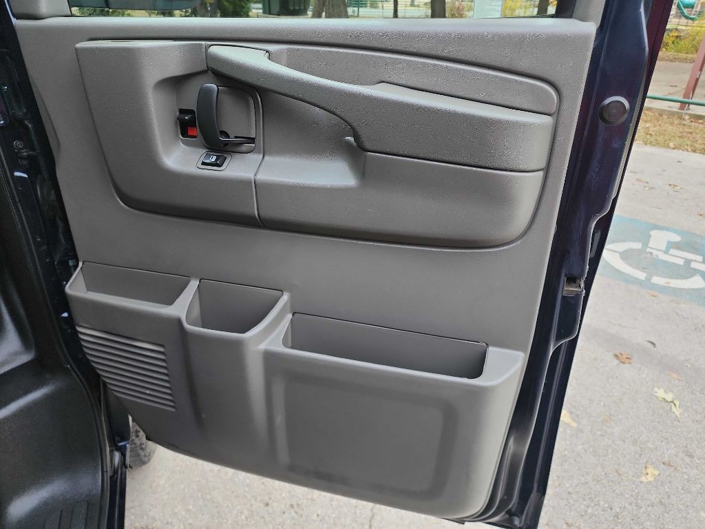 2015 Chevrolet Express Image 27
