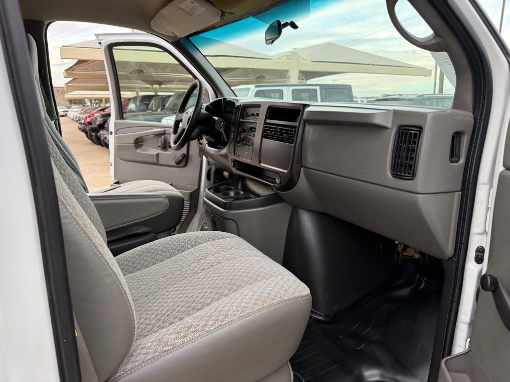 2007 GMC Savana Image 16