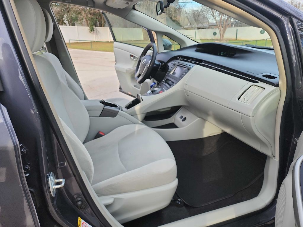 2014 Toyota Prius Image 30