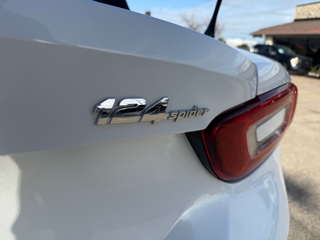 2017 FIAT 124 Spider Image 9