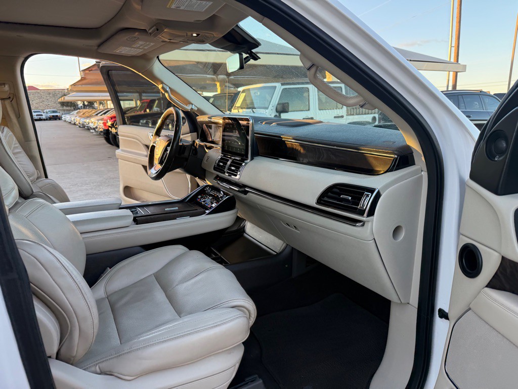 2019 Lincoln Navigator Image 16
