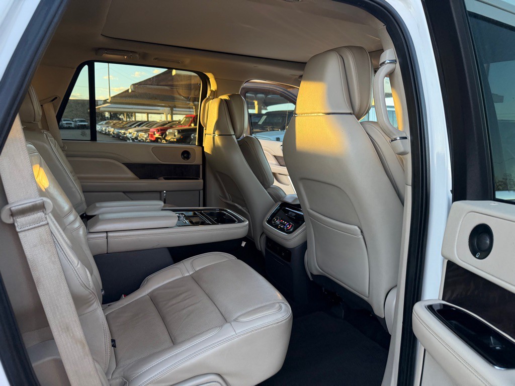 2019 Lincoln Navigator Image 17