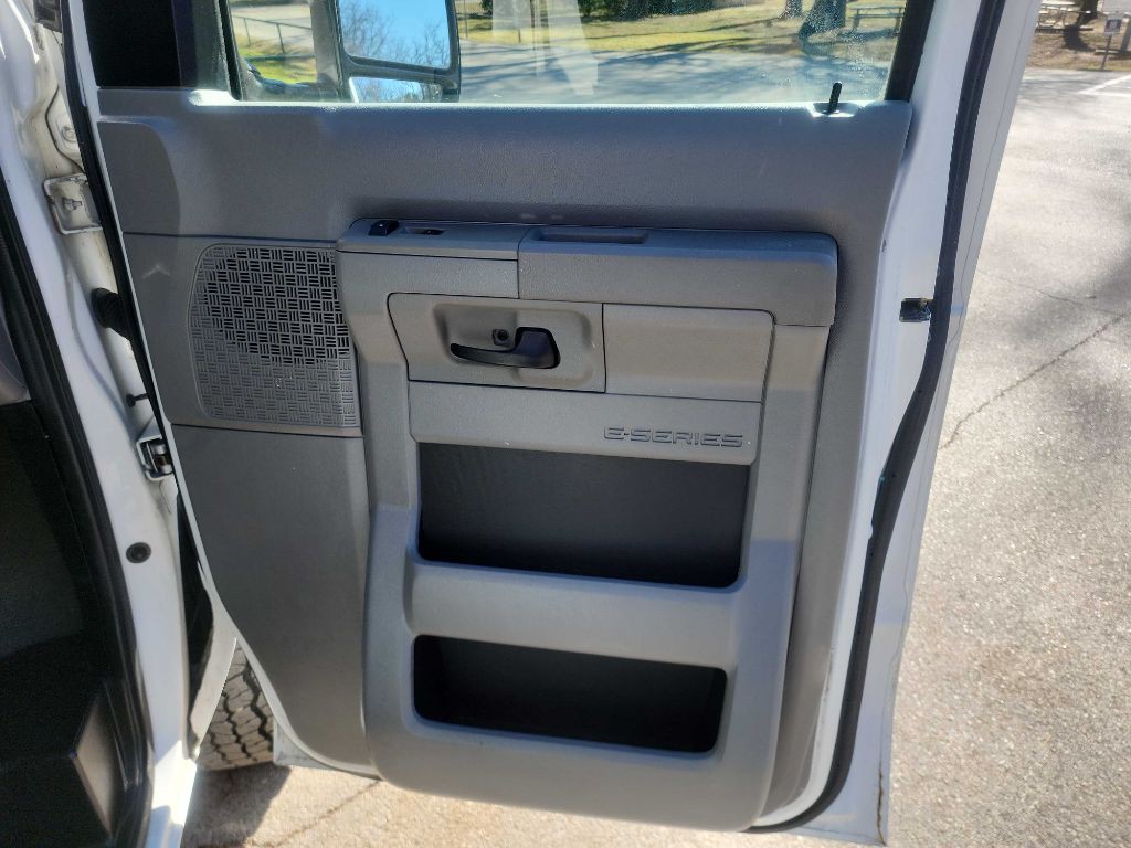 2009 Ford Econoline Image 30