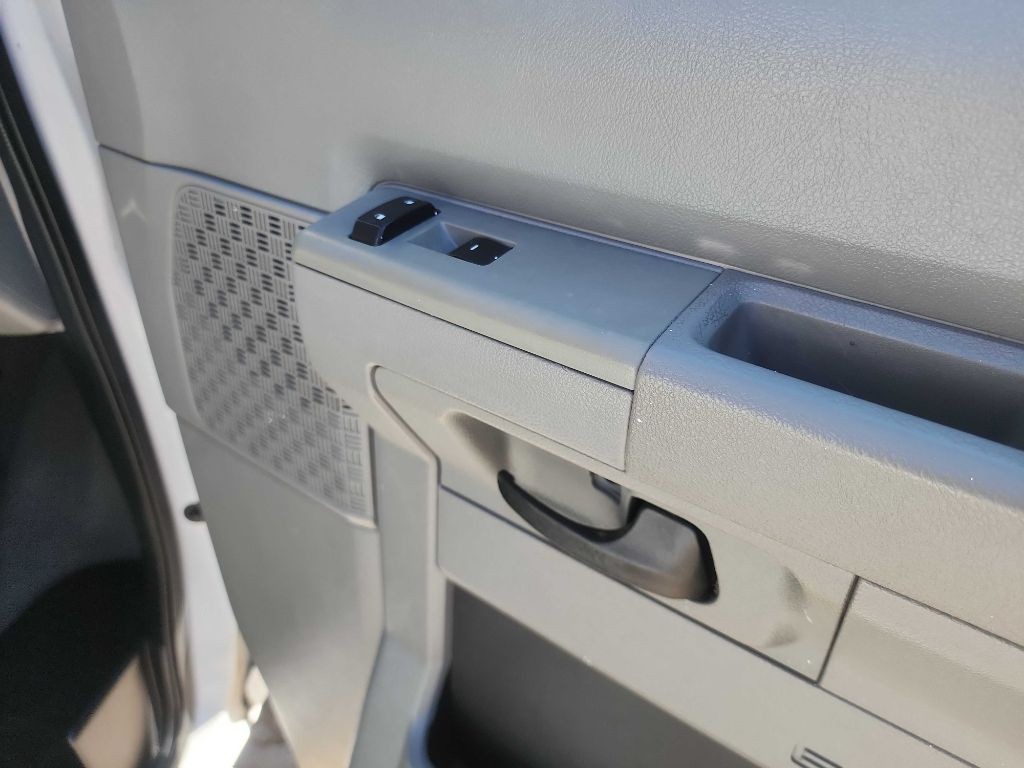 2009 Ford Econoline Image 32