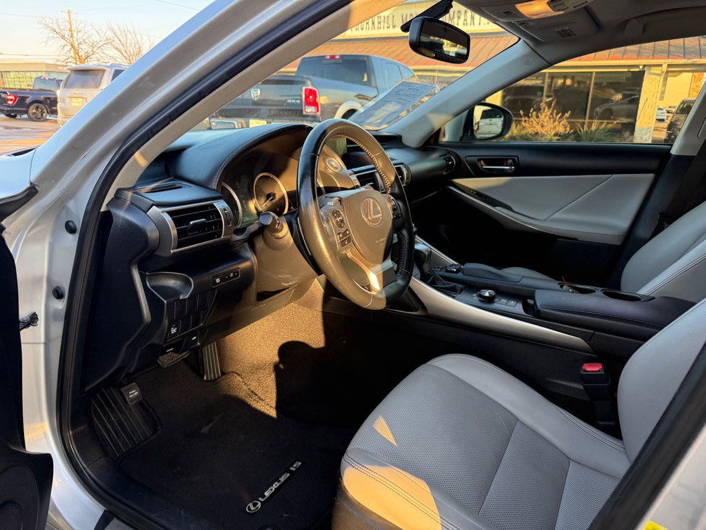 2015 Lexus IS Image 13