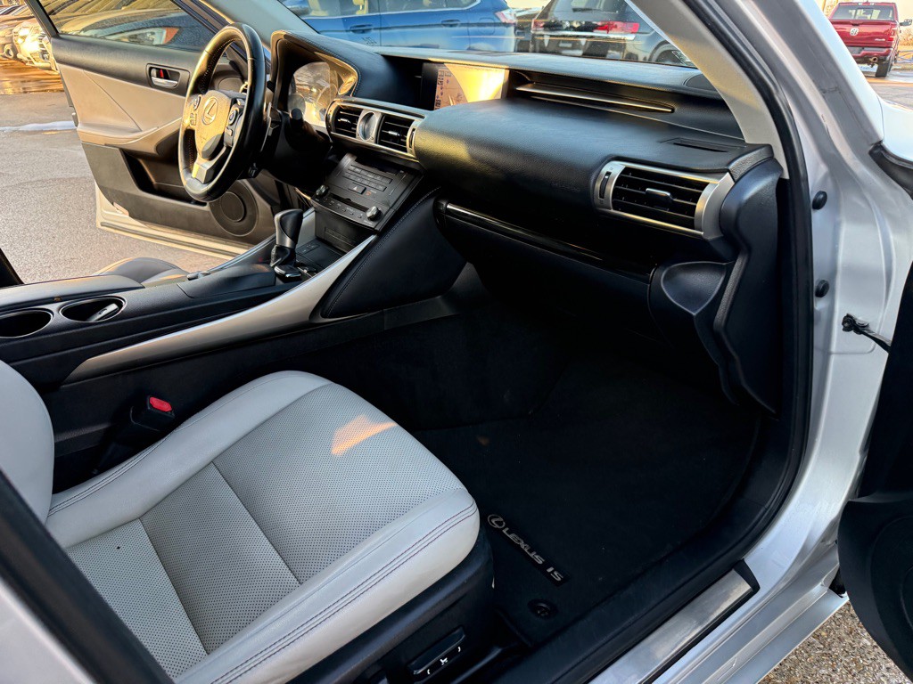 2015 Lexus IS Image 15