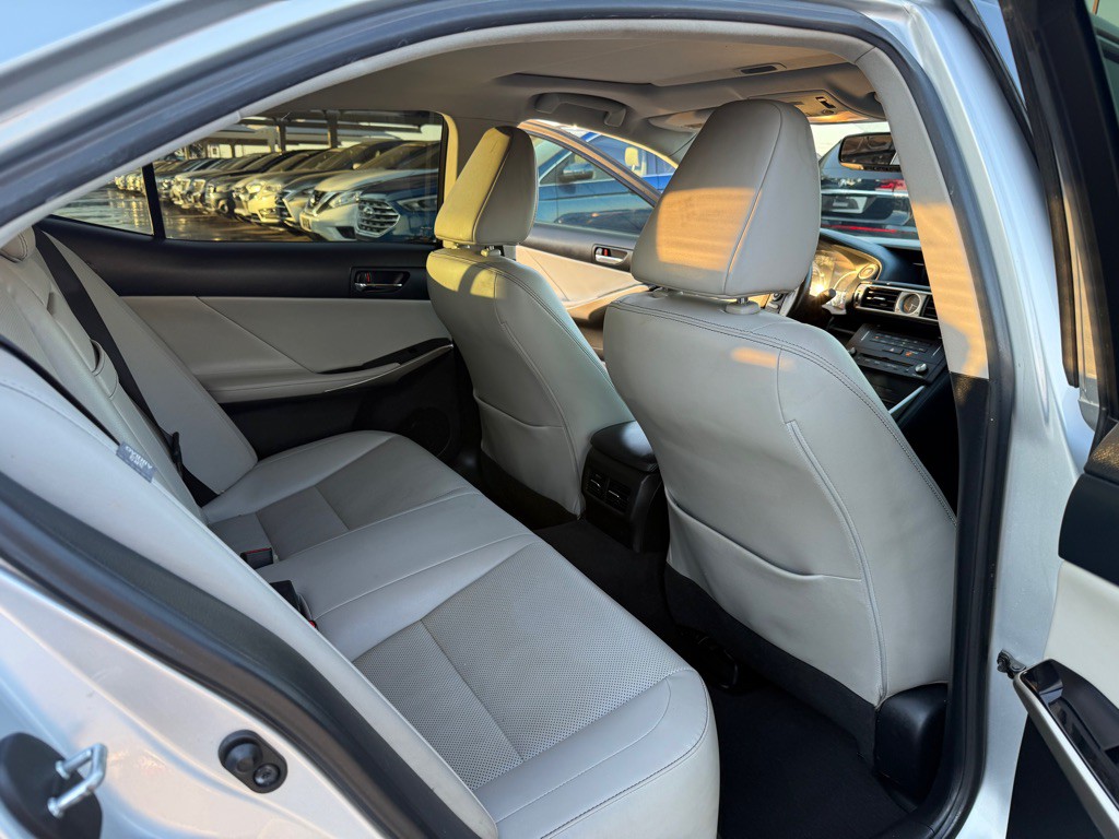 2015 Lexus IS Image 16