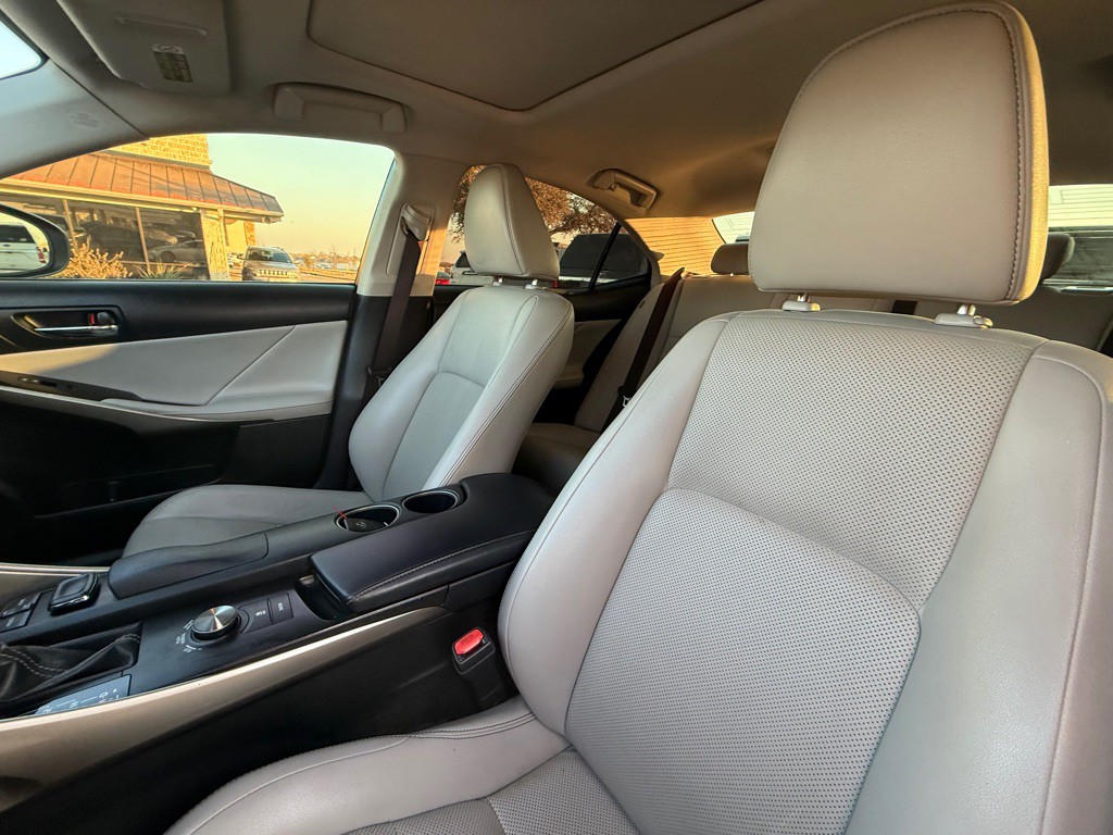 2015 Lexus IS Image 17