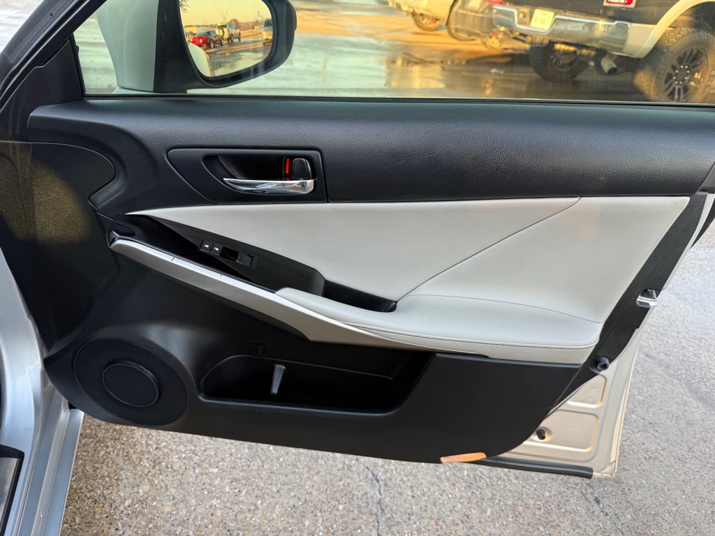 2015 Lexus IS Image 25