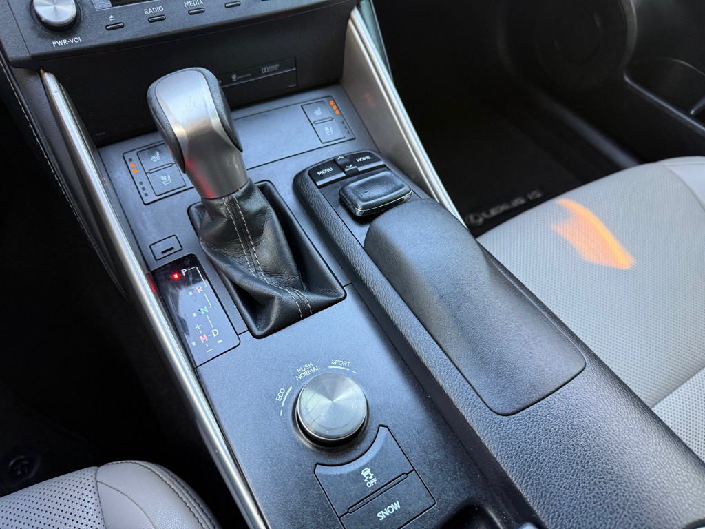 2015 Lexus IS Image 27