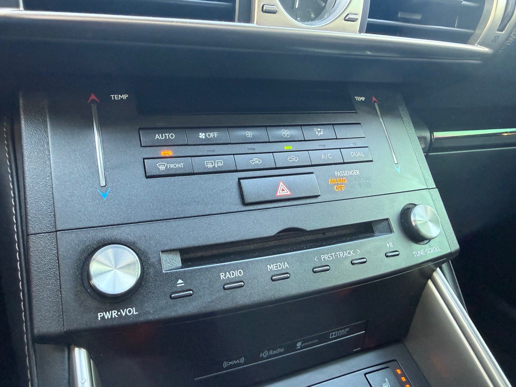 2015 Lexus IS Image 29