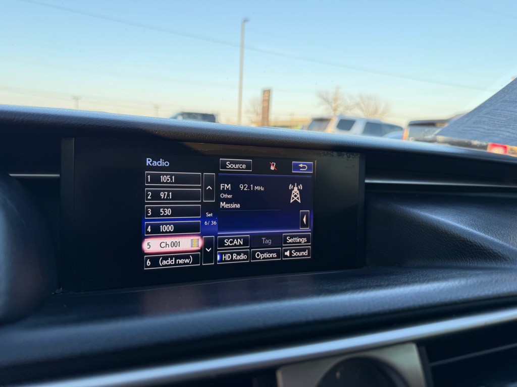 2015 Lexus IS Image 32