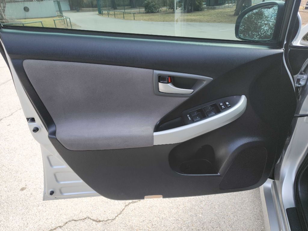 2013 Toyota Prius Image 12