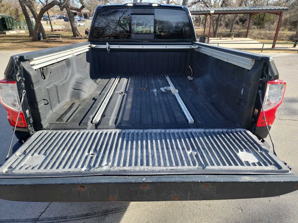2016 Nissan Titan Image 10