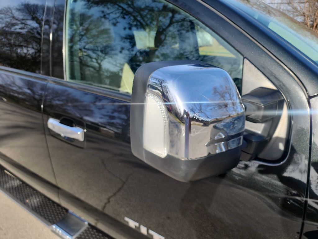 2016 Nissan Titan Image 16