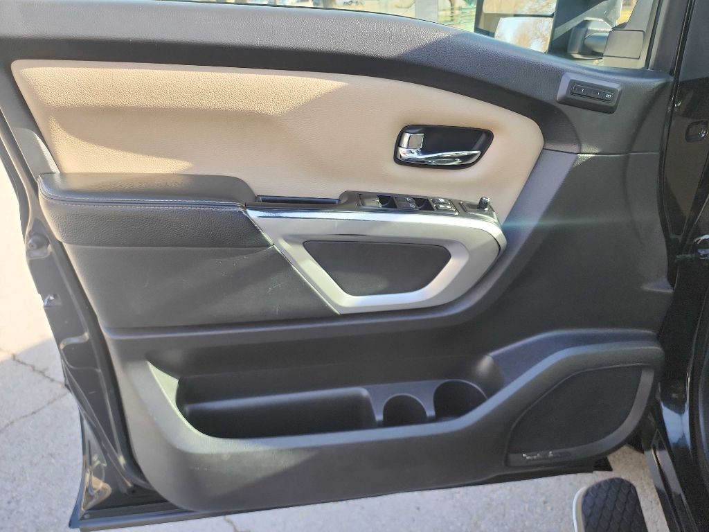 2016 Nissan Titan Image 17