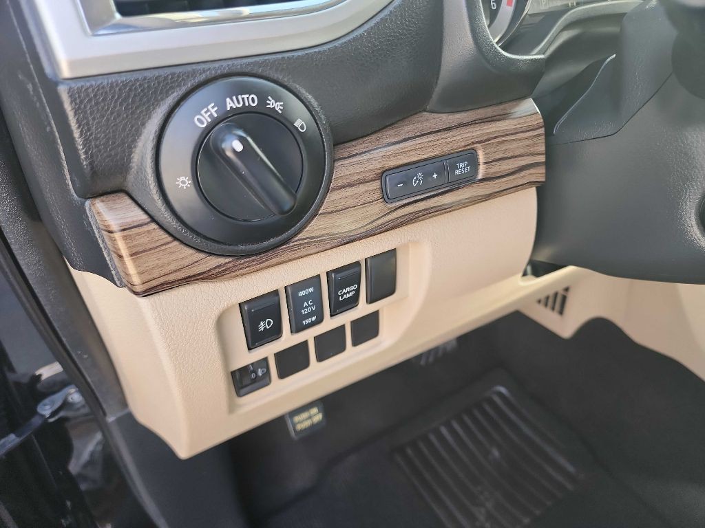 2016 Nissan Titan Image 18