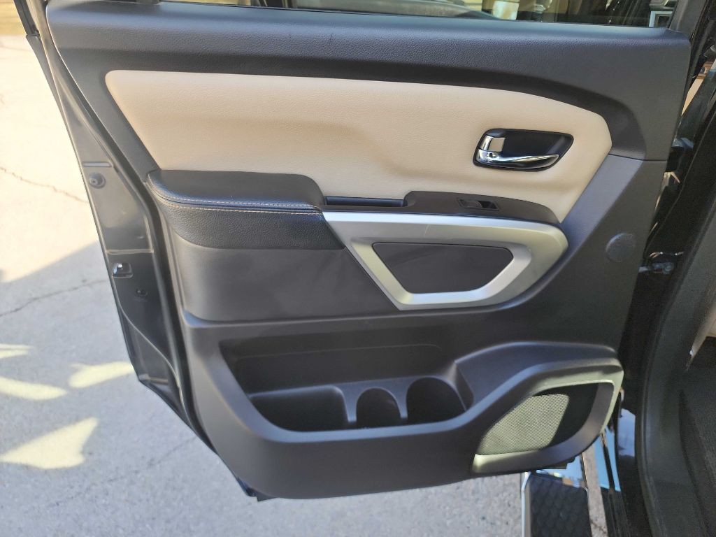 2016 Nissan Titan Image 32