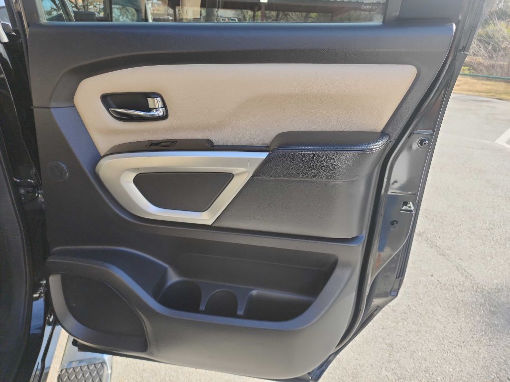 2016 Nissan Titan Image 37
