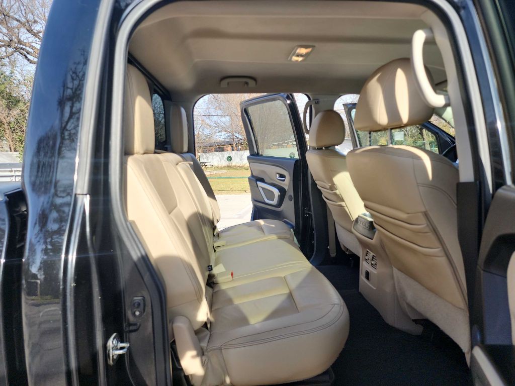 2016 Nissan Titan Image 38