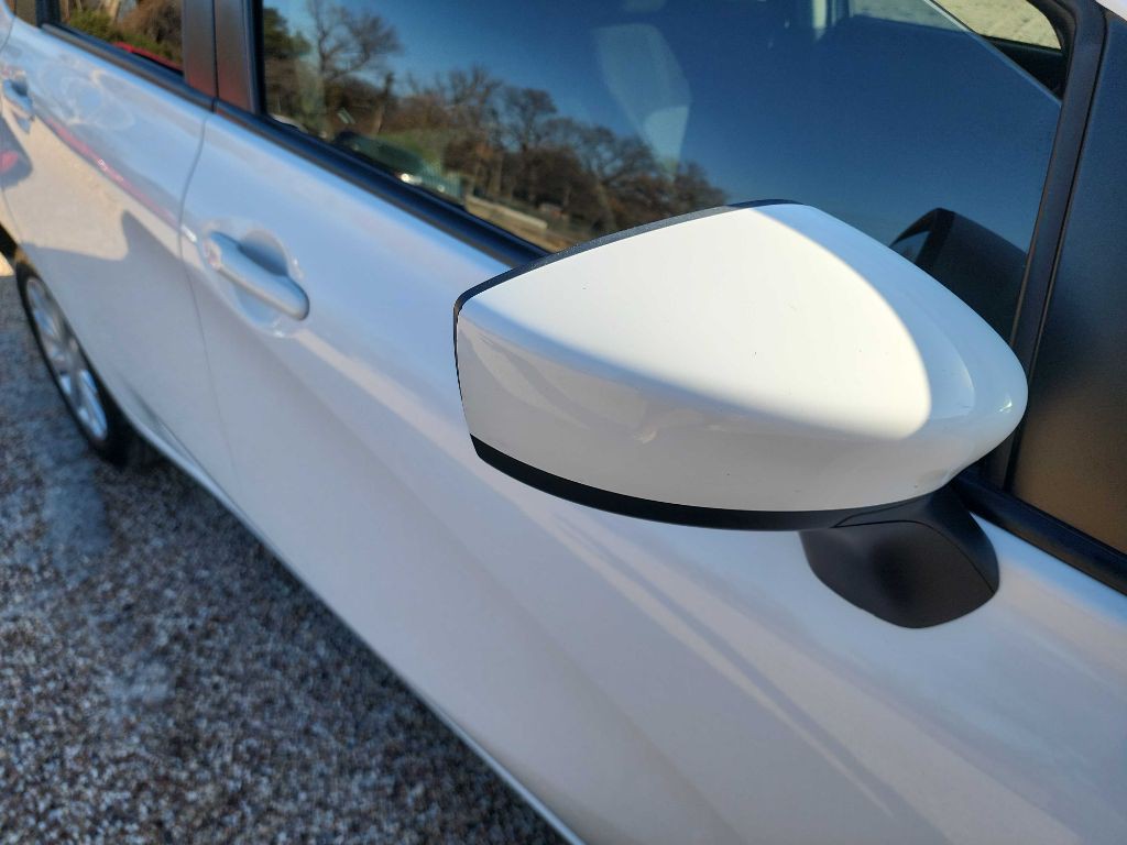 2015 Nissan Versa Image 11