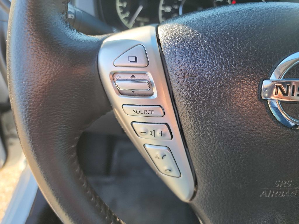 2015 Nissan Versa Image 16