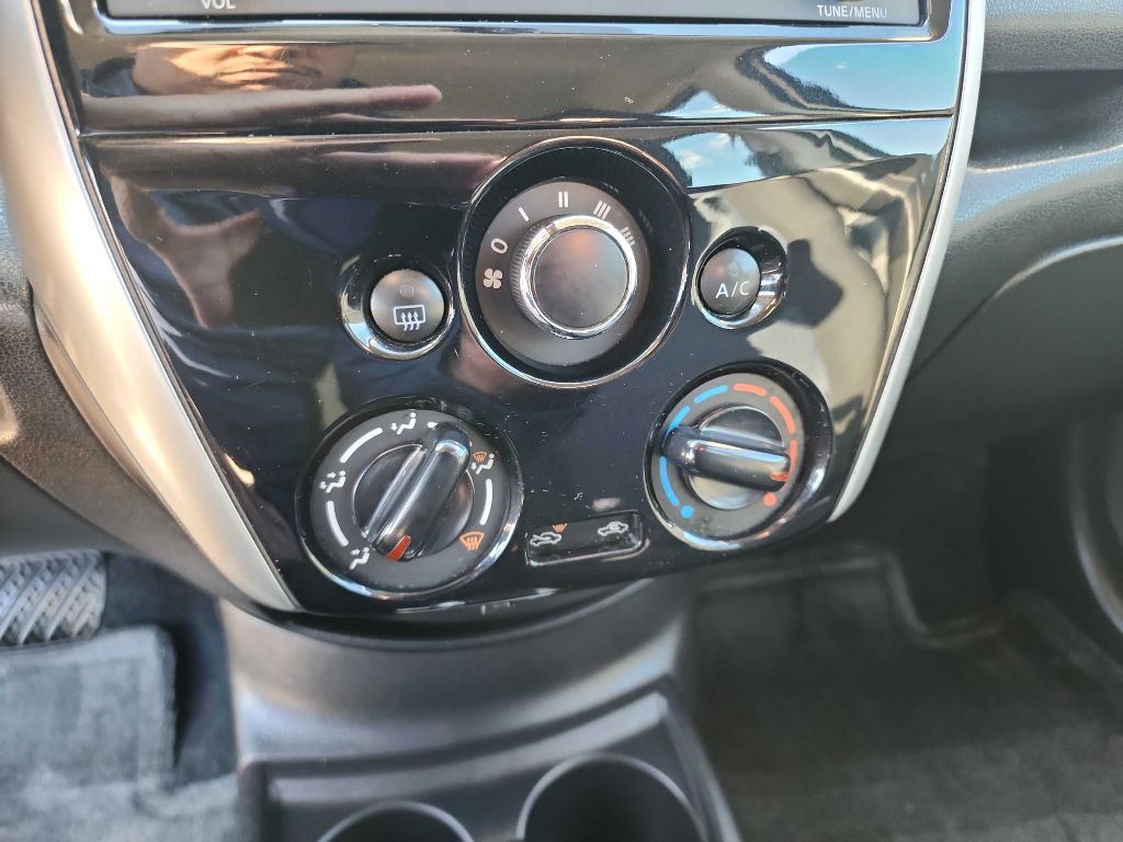 2015 Nissan Versa Image 22