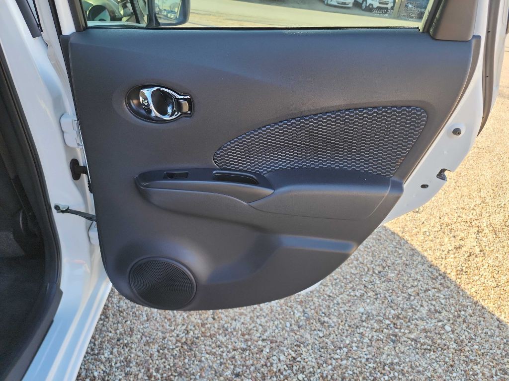 2015 Nissan Versa Image 28