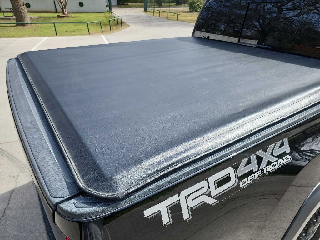 2017 Toyota Tacoma Image 8