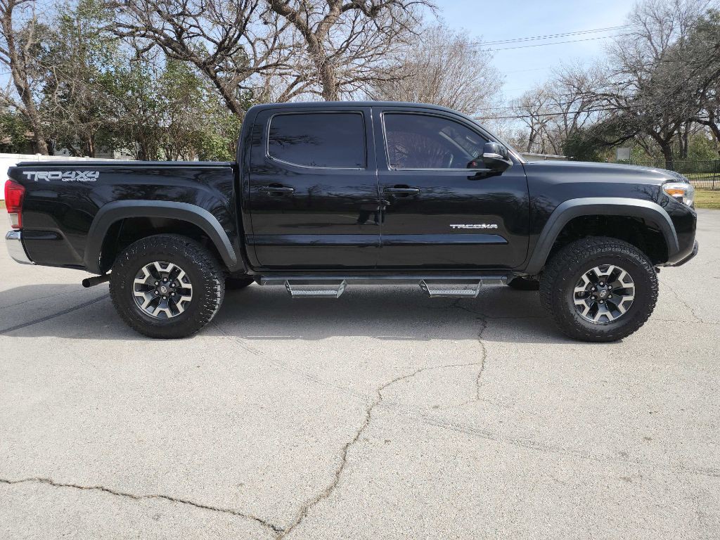 2017 Toyota Tacoma Image 9
