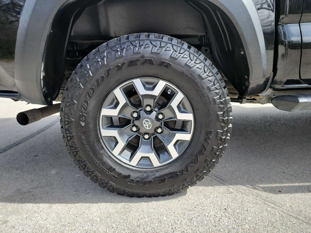 2017 Toyota Tacoma Image 10