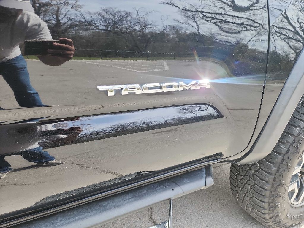 2017 Toyota Tacoma Image 11