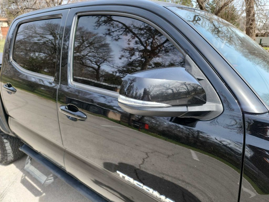 2017 Toyota Tacoma Image 12