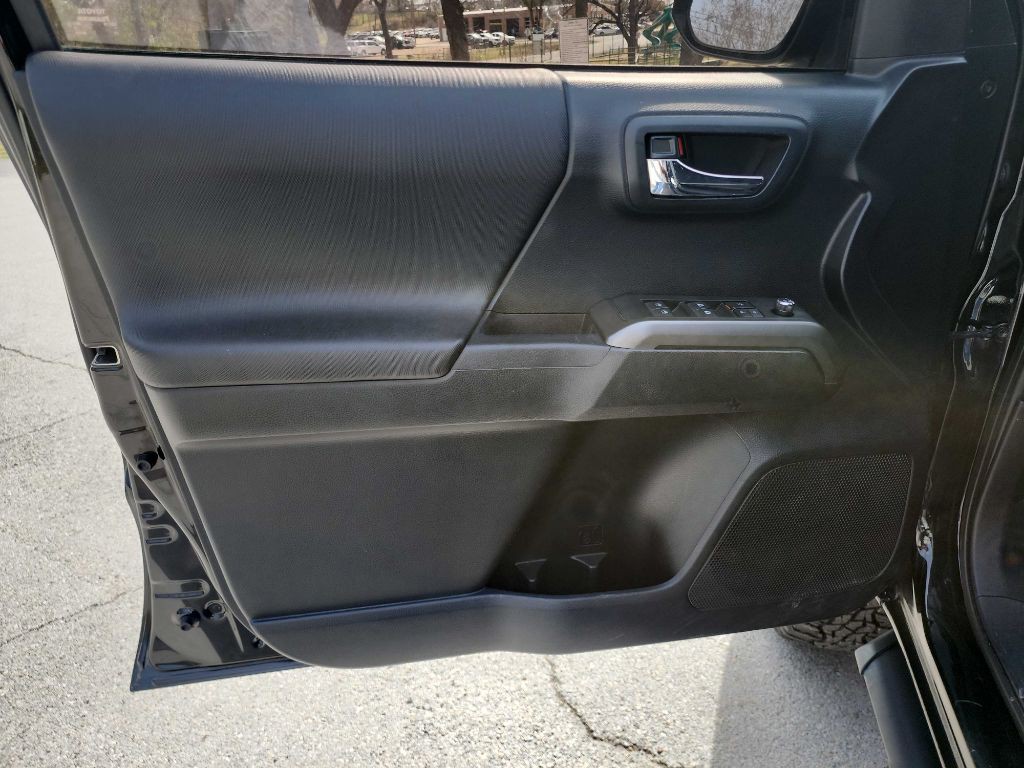 2017 Toyota Tacoma Image 13