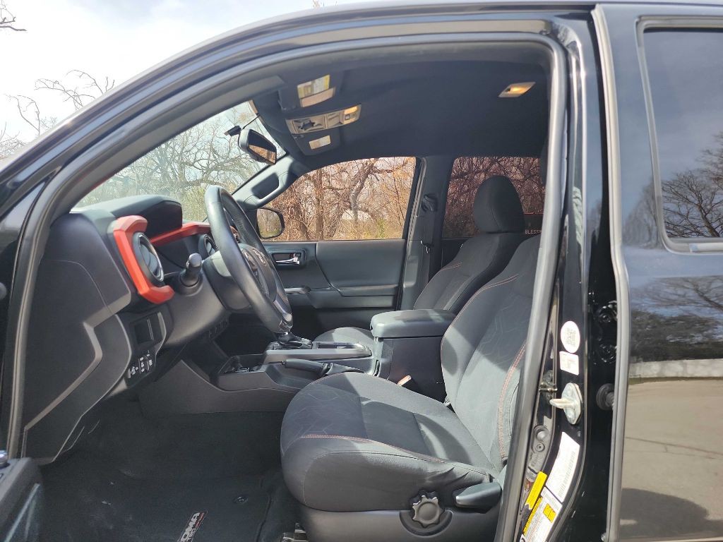 2017 Toyota Tacoma Image 14