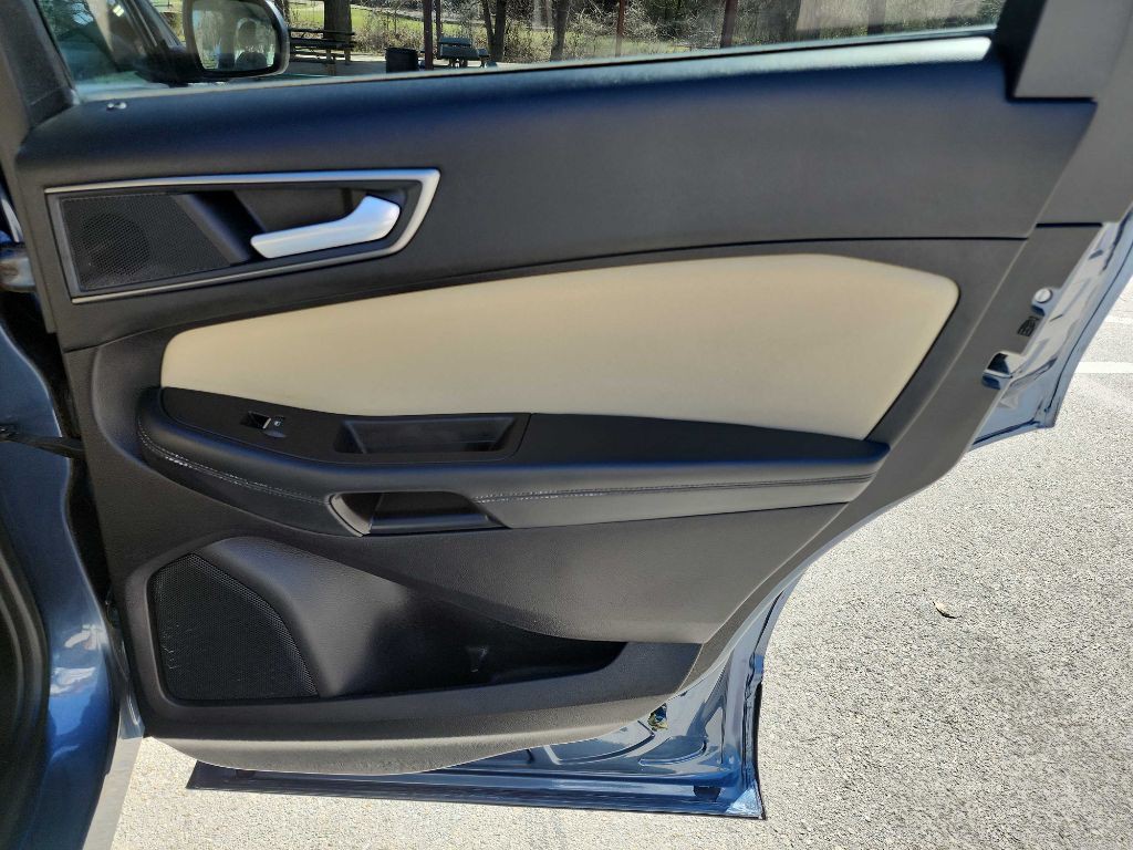 2019 Ford Edge Image 32