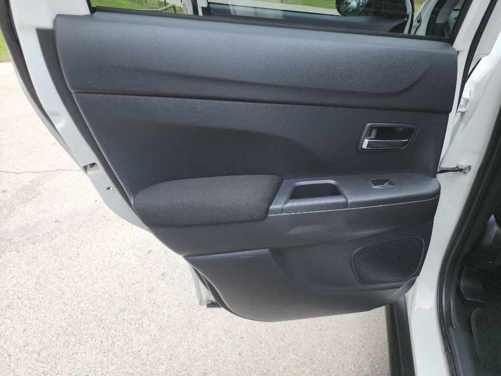 2017 Mitsubishi Outlander Image 25