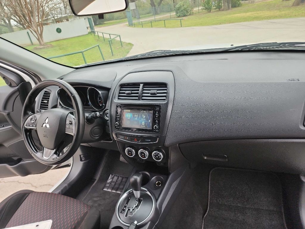 2017 Mitsubishi Outlander Image 32