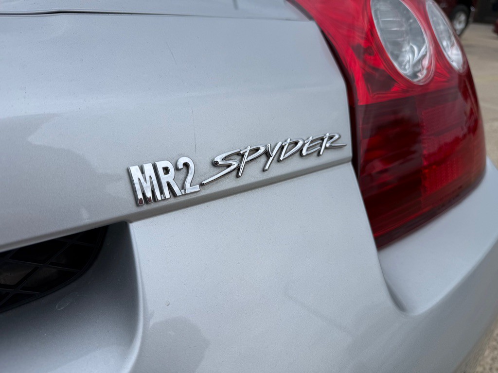 2003 Toyota MR2 Image 9