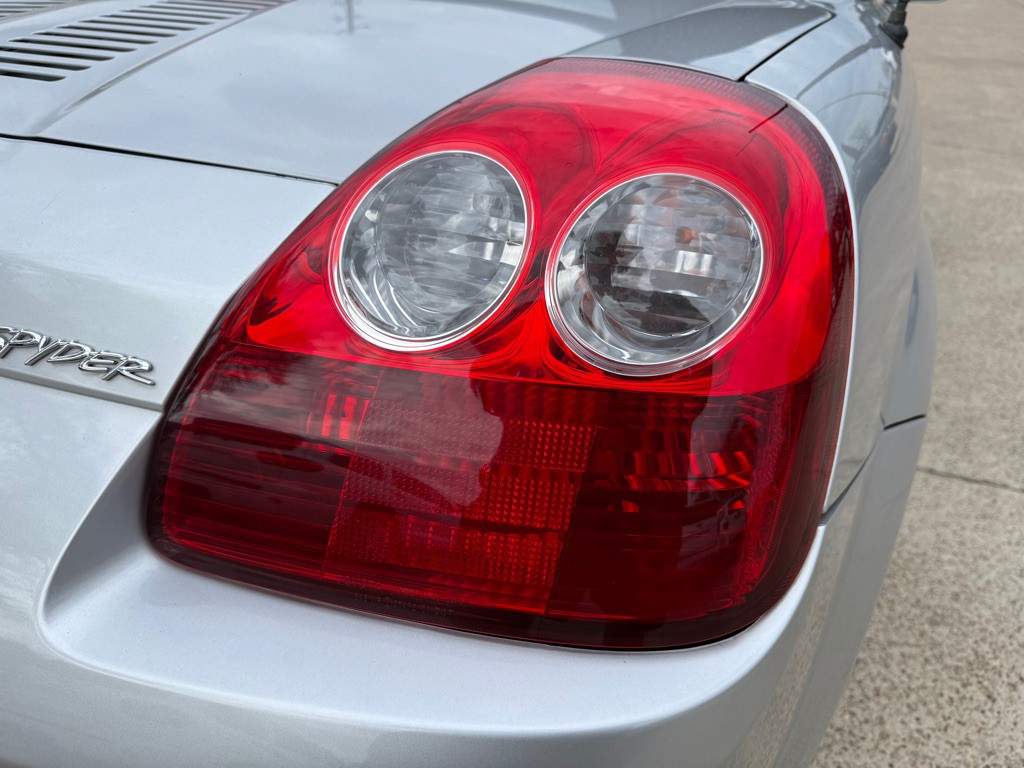 2003 Toyota MR2 Image 10