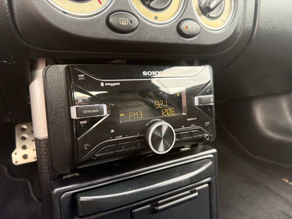 2003 Toyota MR2 Image 14