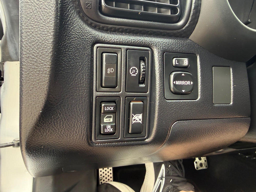 2003 Toyota MR2 Image 17