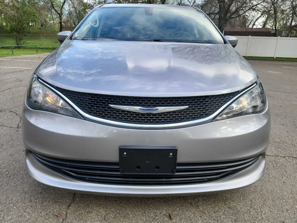 2020 Chrysler Voyager Image 2