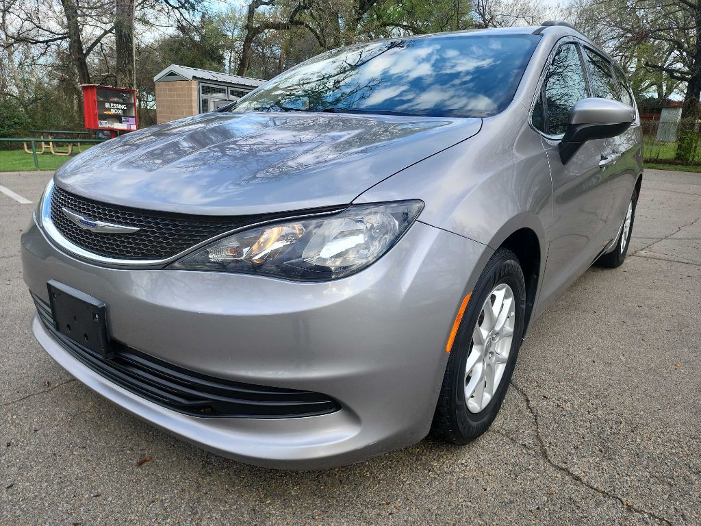 2020 Chrysler Voyager Image 3