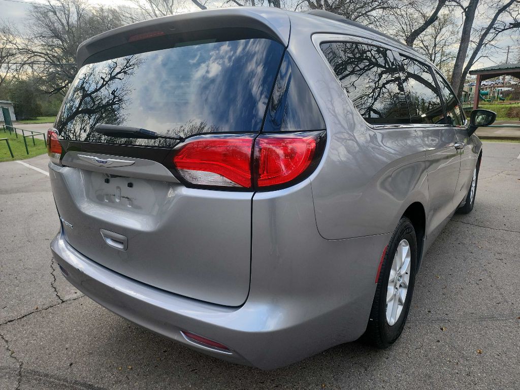 2020 Chrysler Voyager Image 8