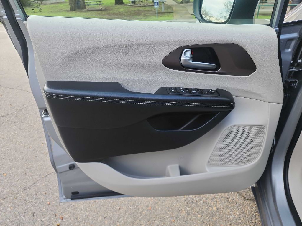 2020 Chrysler Voyager Image 11