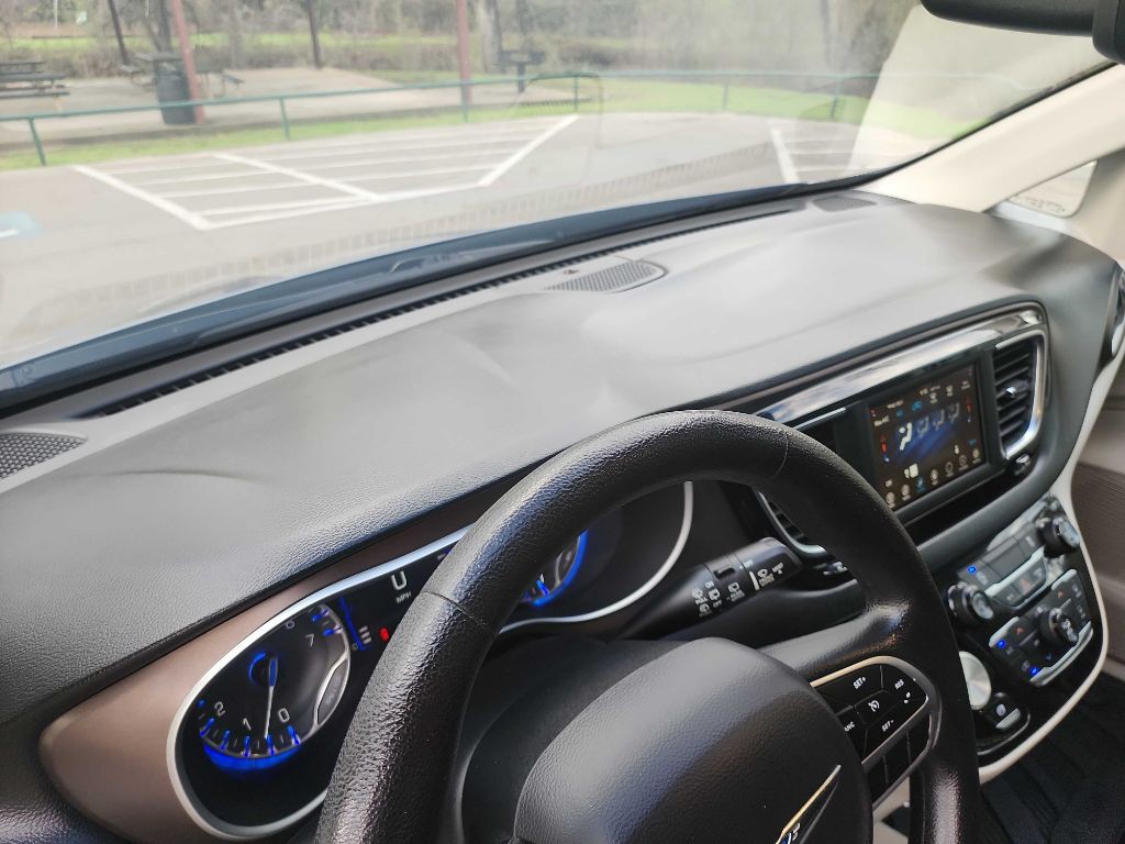 2020 Chrysler Voyager Image 16