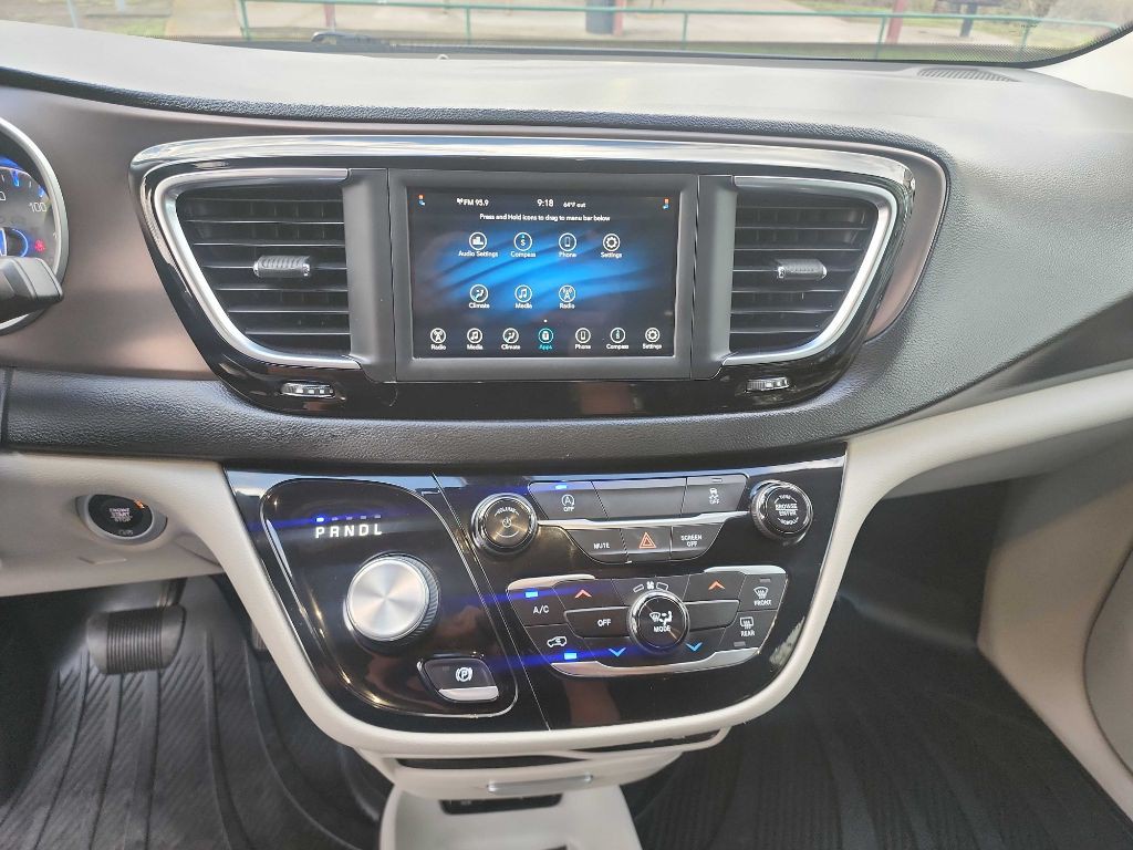 2020 Chrysler Voyager Image 18