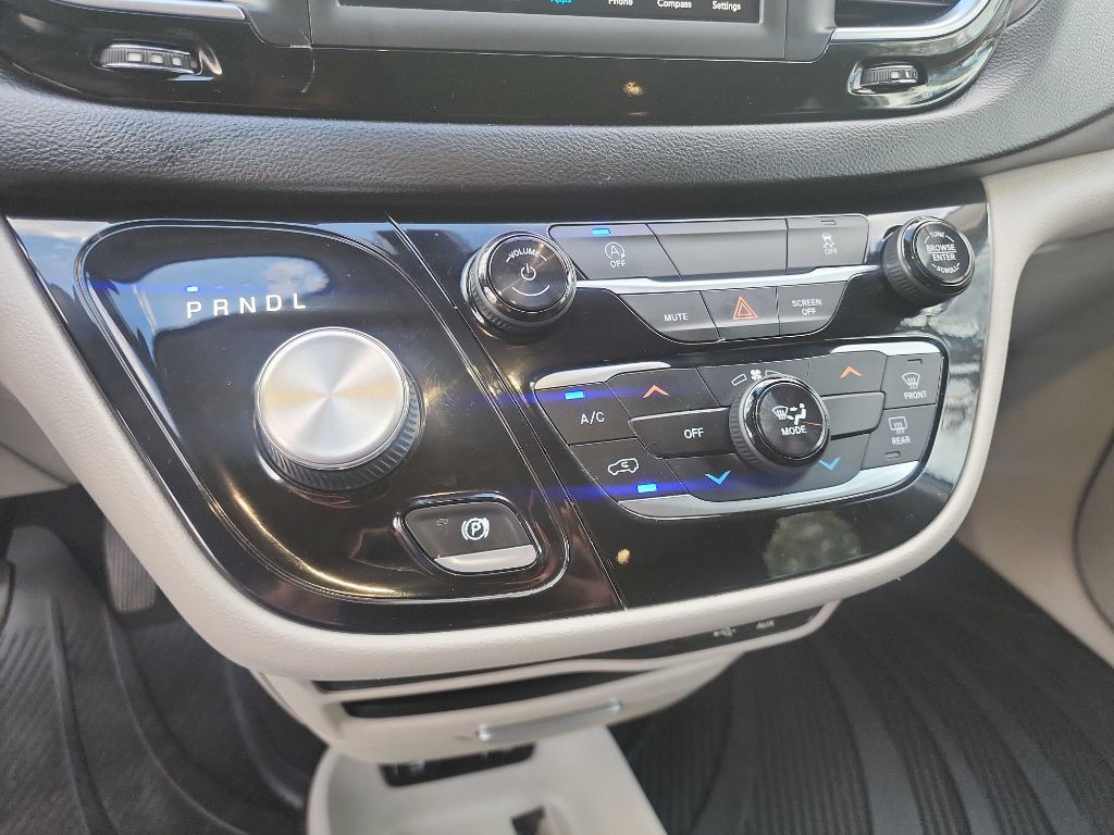 2020 Chrysler Voyager Image 20